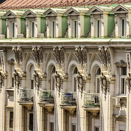 Ξενοδοχείο Republic Square 4*