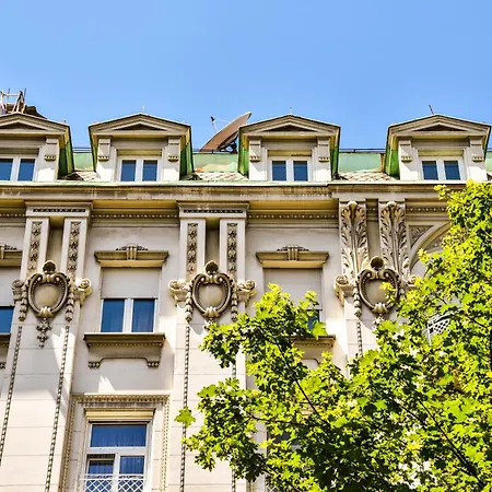 Republic Square Luxury 4*