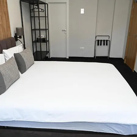 Otel Republic Square Luxury